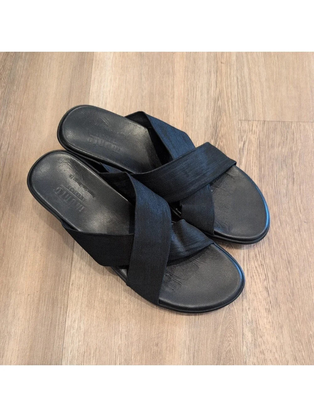 Munro Tech American black criss-cross walking low wedge slide sandals 8 comfort
